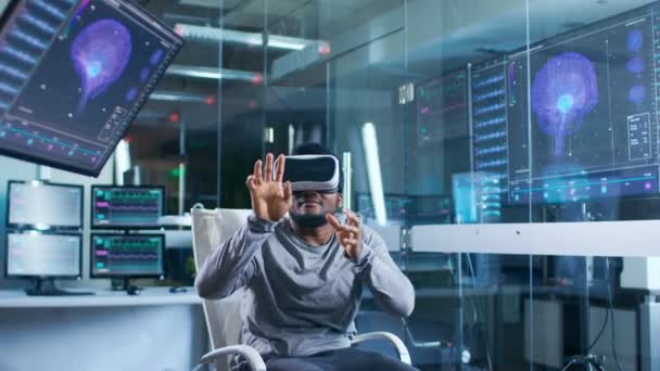 Laboratoriet Vetenskapsman Interagerar Bär Virtual Reality Headset Sitter Stol Med — Stockvideo