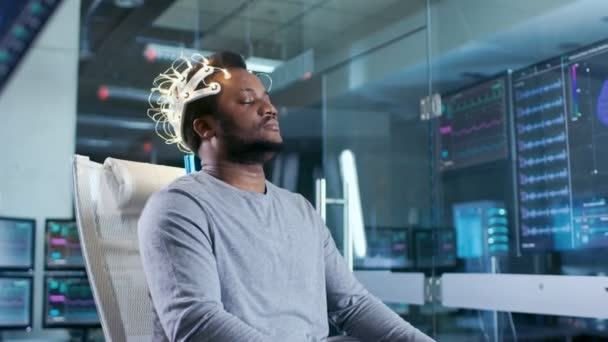 Laboratory Man Wearing Brainwave Scanning Headset Senta Uma Cadeira Com — Vídeo de Stock