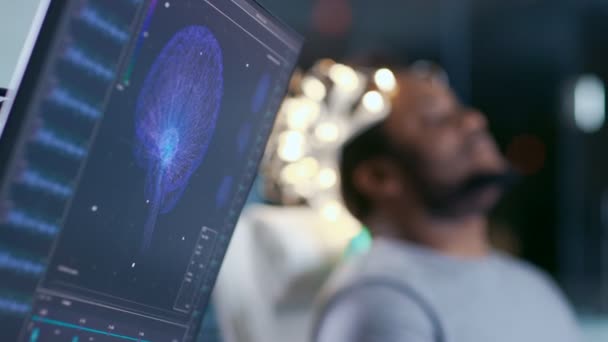 Лабораторній Людині Носить Гарнітуру Сканування Мозку Сидить Кріслі Закритими Очима — стокове відео