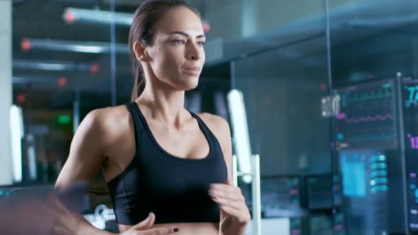 Wissenschaftlichen Sportlabor Schöne Sportlerin Geht Auf Einem Laufband Mit Elektroden — Stockvideo