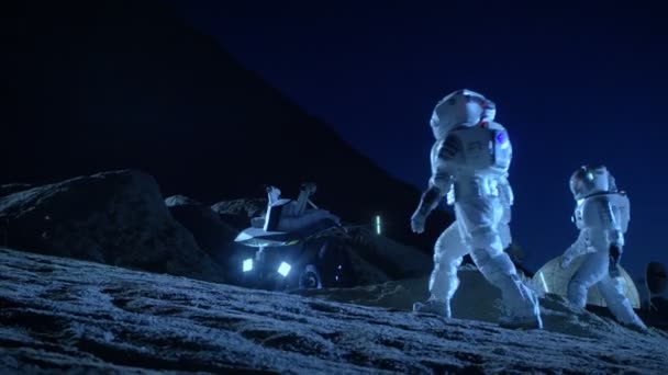 Dva Kosmonauti Skafandrech Cizí Planetě Připravit Prostor Rover Povrchu Průzkumnou — Stock video
