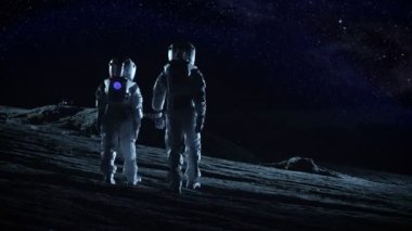 İki astronot uzay giysileri içinde yıldızlar ve galaksiler bakarak uzaylı gezegenlerde hazır. Uzay yolculuğu ve dünya dışı kolonizasyon kavramı.