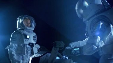 Yabancı bir gezegende uzay elbiseli iki astronot uzay Rover gezegenin yüzey keşif seferi için hazır olun. Uzay yolculuğu ve güneş sistemi kolonizasyon kavramı.