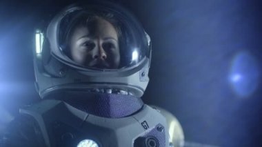 Güzel kadın astronot hayretle etrafa yabancı gezegende portresi. Arka plan oturma odasında. Uzay yolculuğu, keşif ve güneş sistemi kolonizasyon kavramı.