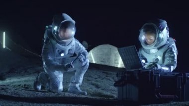 İki astronot yabancı gezegende kaya ve toprak örnekleri toplamak. Uzay yolculuğu ve keşif, yaşanabilir gezegen, kolonizasyon kavramı bulma.