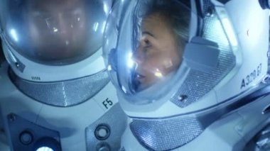 İki astronot uzay söz kıyafeti giyen, keşfetmek yeni Planet Earth ile iletişim, keşfetti. Uzay yolculuğu, keşif ve kolonizasyon kavramı.