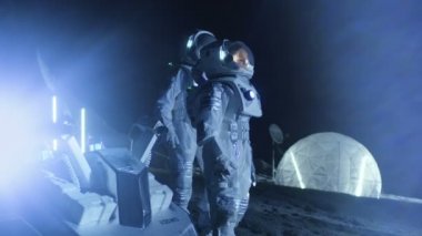 Yabancı bir gezegende iki astronot ilginç bir şey yere keşfedin. Uzay yolculuğu ve güneş sistemi kolonizasyon kavramı.