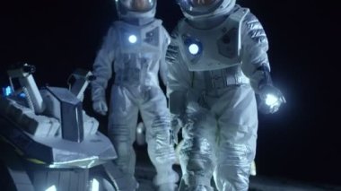 İki astronot yabancı gezegende bitki yaşamı keşfetmek. Uzay yolculuğu, yaşanabilir dünyalar ve kolonizasyon kavramı keşif.