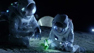 İki astronot yabancı gezegende bitki yaşamı keşfetmek. Uzay yolculuğu, yaşanabilir dünyalar ve kolonizasyon kavramı keşif.