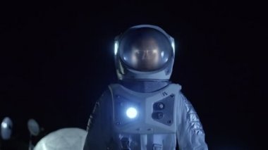 Cesur astronot uzay giysisi içinde yabancı gezegenin yüzeyinde yürür. Keşfetmek yeni gezegen keşfetti. Uzay yolculuğu ve dünya dışı kolonizasyon kavramı.