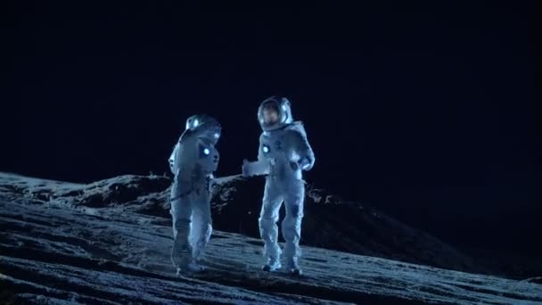 Manliga Och Kvinnliga Astronauter Bär Rymddräkter Dans Ytan Den Främmande — Stockvideo