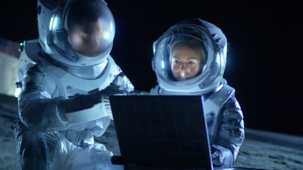 两名戴着太空服的宇航员在笔记本电脑上工作 探索新发现的行星 与地球交流 太空旅行 探索和殖民概念 — 图库视频影像