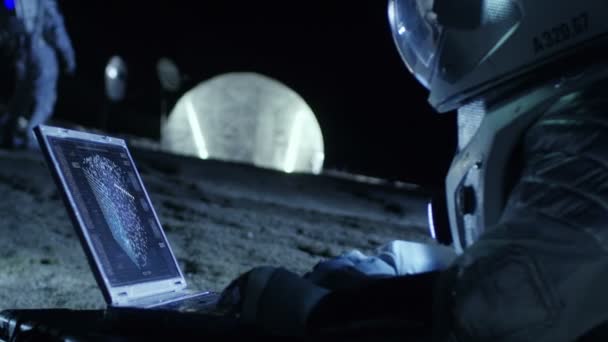 Astronaut Van Buitenaardse Planeet Werkt Met Analyse Een Laptop Achtergrond — Stockvideo