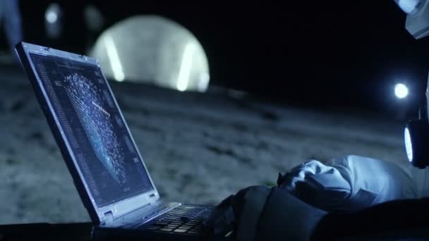 Astronauta Planeta Alienígena Trabalha Com Análise Laptop Fundo Seu Tripulante — Vídeo de Stock