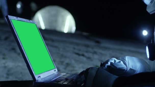 Astronauta Planeta Alienígena Funciona Laptop Tela Verde Mock Fundo Seu — Vídeo de Stock