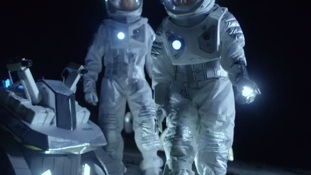 Two Astronauts Alien Planet Discover Plant Life Inglés Viaje Espacial — Vídeos de Stock