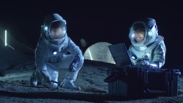 Twee Astronauten Verzamelen Rock Grondmonsters Buitenaardse Planeet Ruimtevaart Exploratie Bewoonbare — Stockvideo