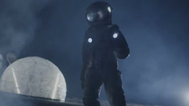 Cesur astronot uzay giysisi içinde el feneri tutar ve yabancı gezegenin sis ve duman kaplı araştırıyor. Macera. Yıldızlar arası seyahat, yaşanabilir Dünya ve dünya dışı kolonizasyon kavramı.