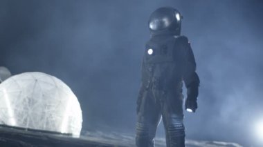 Cesur astronot uzay giysisi içinde el feneri tutar ve yabancı gezegenin sis ve duman kaplı araştırıyor. Macera. Yıldızlar arası seyahat, yaşanabilir Dünya ve dünya dışı kolonizasyon kavramı.
