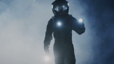 Cesur astronot uzay giysisi içinde el feneri tutar ve sis kaplı gizemli yabancı gezegenin araştırıyor. Macera. Uzay yolculuğu, yaşanabilir Dünya ve kolonizasyon kavramı.