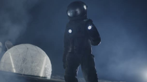 宇宙服の勇敢な宇宙飛行士は 懐中電灯を保持し 霧と煙に覆われたエイリアンの惑星を探検します 星間空間旅行 住むに適した世界や地球植民地化の概念 — ストック動画