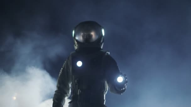 勇敢な宇宙飛行士宇宙服の中懐中電灯を保持し 霧エイリアンの惑星を探検します 冒険のテーマです 星間空間旅行 住むに適した世界や地球植民地化の概念 — ストック動画