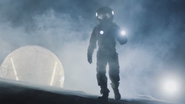 勇敢的宇航员在太空套装持有手电筒和探索迷雾的外星人星球 在背景生活栖所 太空旅行 宜居世界与殖民概念 — 图库视频影像