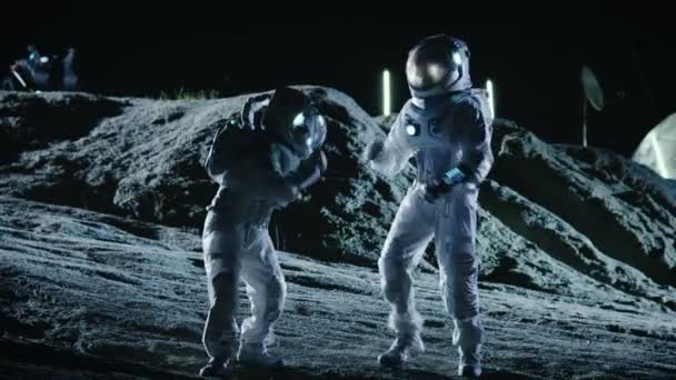 男性和女性宇航员穿着太空舞蹈在外星人星球的表面 人类殖民空间庆祝主题 — 图库视频影像