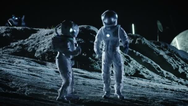 Мужчины Женщины Астронавты Космических Костюмах Танцуют Поверхности Инопланетной Планеты Тема — стоковое видео