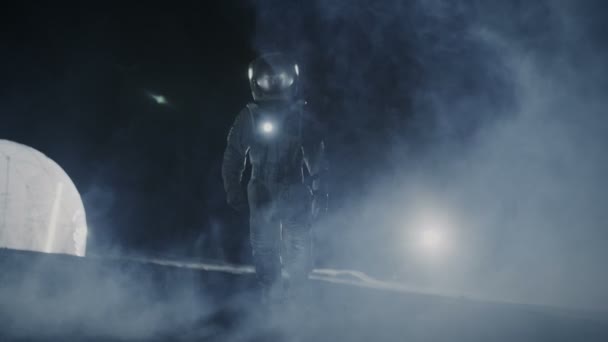 勇敢的宇航员在太空套装持有手电筒和探索神秘的外星人行星覆盖在雾中 太空旅行 宜居世界与殖民概念 — 图库视频影像