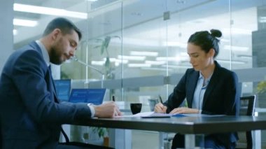 Office işkadını ve işadamı var konuşma çizmek bir sözleşmesini, işaret belgeler, anlaşma, hareket, bitirmek el sallamak lezzeti koruyun. Modern konferans odasında şık insanlar.