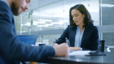 İşkadını ve işadamı var konuşma, müzakere, Office yakın çekim bir kontratını çizmek, kayıt belgeleri, işlemi bitirmek, el salla. Modern konferans odasında şık insanlar.
