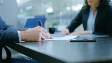 İşkadını eller ve işadamı ise sözleşme imzalama ve el sallayarak bitirme hareketi için Office yakın. Modern konferans odasında şık insanlar.