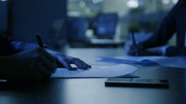 Karanlık geç gece Office yakın çekim içinde işkadını eller ve işadamı ise sözleşme imzalama ve el sallayarak. Gölgeli anlaşma, ticaret içinde. Modern konferans odasında şık insanlar.