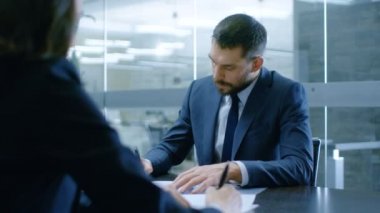 Office işkadını ve işadamı var konuşma, müzakere, bir kontrat çizmek, kayıt belgeleri, işlemi bitirmek, el salla. Modern konferans odasında şık insanlar.