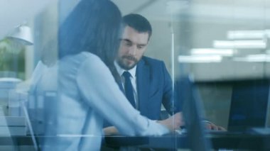 Güzel kadın Yöneticisi tartışma onun masada oturan bir işadamı ile vardır. Anlaşma üzerinde çalışan bir dizüstü bilgisayar, bak Modern Office belgeleri aracılığıyla paylaştıkları.