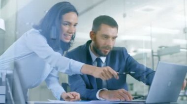 Erkek Müdürü muayenelere işadamı, O'nun masada çalışıyor bir dizüstü bilgisayar üzerinde oturan proje ve çak bir beşlik her diğer terbiye başarılı.