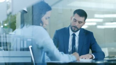 Office işkadını ve işadamı var konuşma, Negotianing, bir kontrat çizmek, kayıt belgeleri, işlemi bitirmek, el salla. Modern konferans odasında şık insanlar.