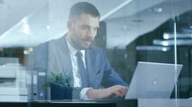 Masada oturan Office işadamı içinde dizüstü kullanarak proje ve WINS büyük tamamlanır. Kutlama başarılı hareketleri yükseltir silah yapar.