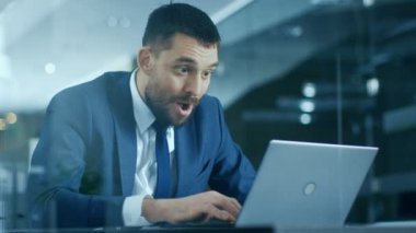Masada oturan Office işadamı içinde dizüstü kullanarak proje ve WINS büyük tamamlanır. Kutlama başarılı hareketleri yükseltir silah yapar.