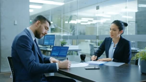 Zakenvrouw Ondernemer Hebben Gesprek Opstellen Van Een Contract Ondertekenen Documenten — Stockvideo