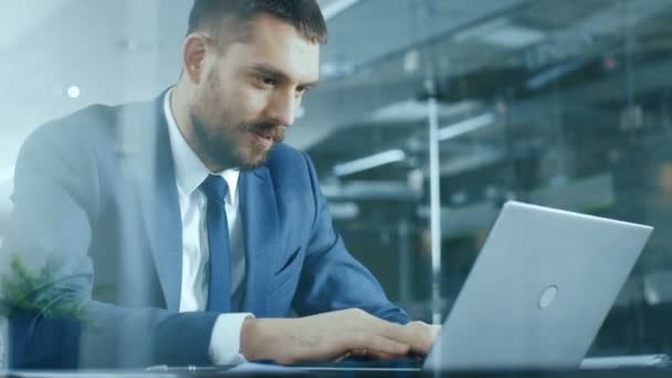 Knappe Zakenman Werkt Een Laptop Achter Zijn Bureau Hij Eindigde — Stockvideo