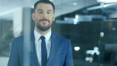 Office gülümsüyor ve haç kolları ayakta başarılı iş adamı.