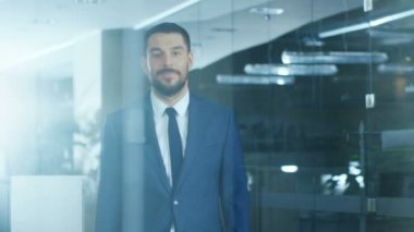 Office gülümsüyor ve haç kolları ayakta başarılı iş adamı.