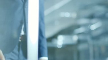 İş kadını ve el sıkışma vurgu ile tokalaşırken işadamı Close-up.