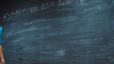 Parlak genç matematikçi yazma Formula tahtaya hızlandırılmış.