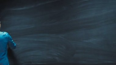 Yazı yazmadan tahtaya genç adam. Şablon için büyük.