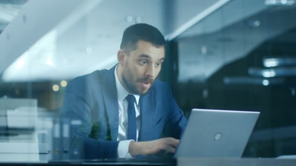 Büro Geschäftsmann Sitzt Schreibtisch Mit Laptop Beendet Projekt Und Gewinnt — Stockvideo