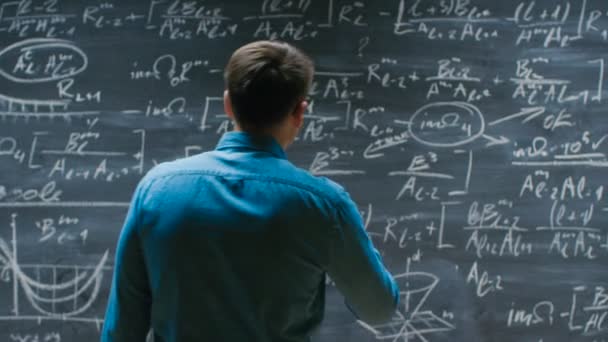 Geniální Mladý Matematik Přístupy Velké Tabule Dokončení Psaní Vzorce Otočí — Stock video