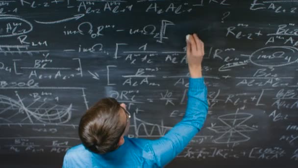 Vysokého Úhlu Záběru Brilantní Mladý Student Psaní Komplexní Matematický Vzorec — Stock video